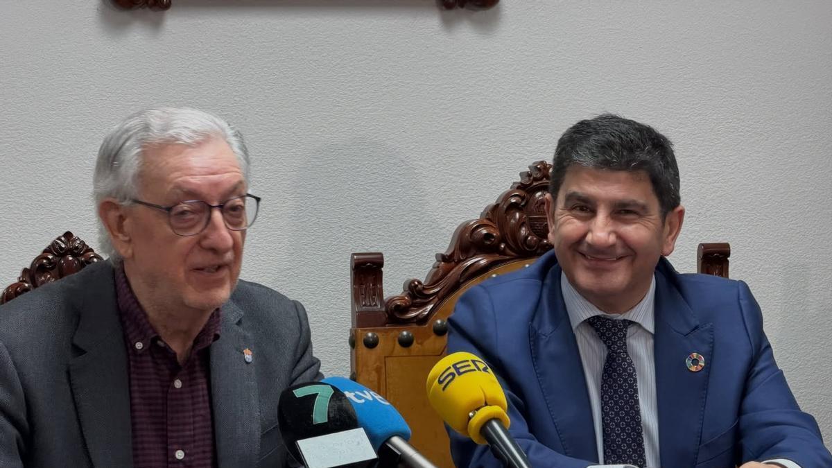El alcalde de Valga, izquierda, con el delegado del Gobierno en el anuncio de la licitación del apeadero local