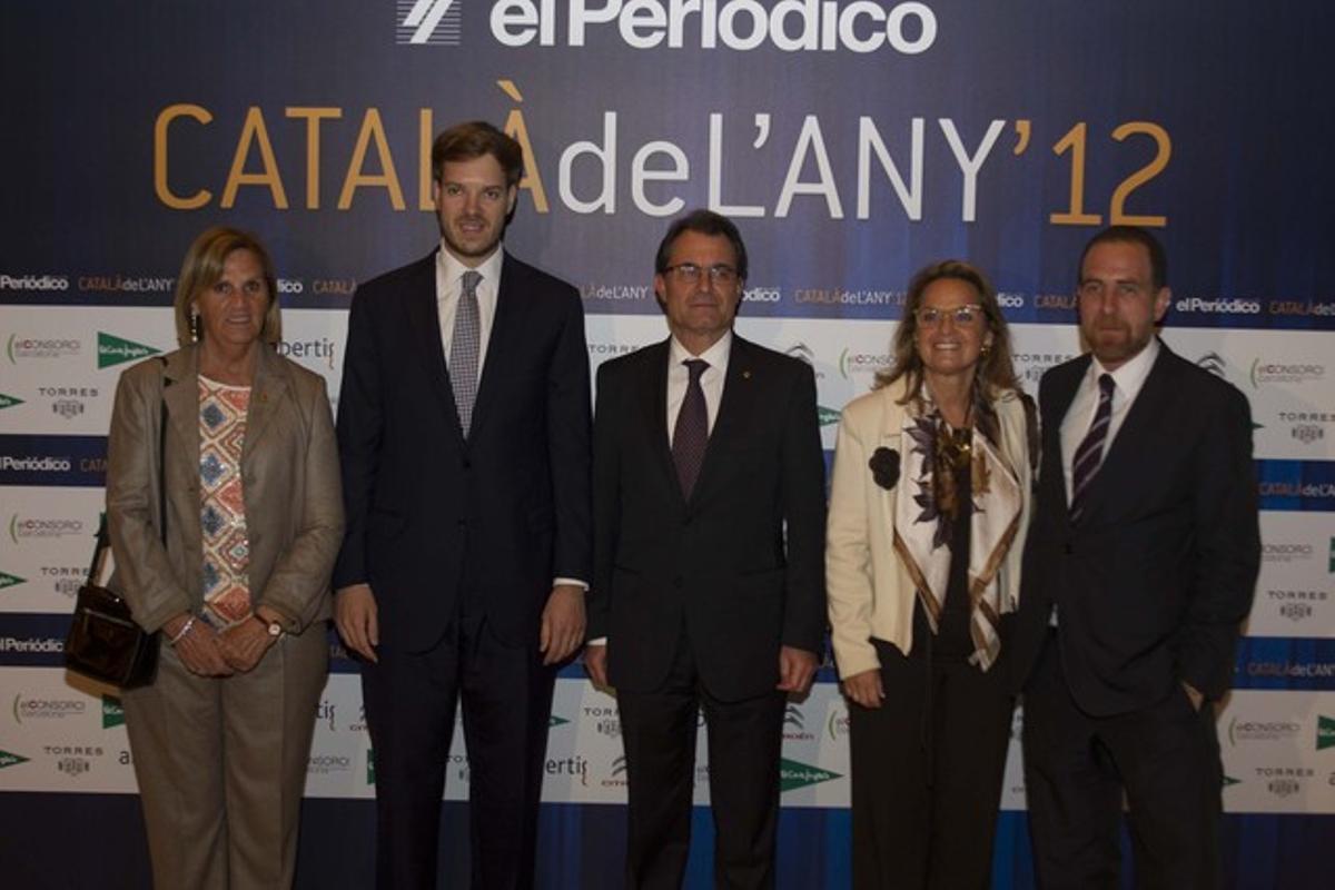 La presidenta del Parlament, Núria de Gispert; el president de Grup Zeta, Antonio Asensio Mosbah; el president Artur Mas i la seva dona, Helena Rakosnik, i el director d’El Periódico de Catalunya, Enric Hernàndez.