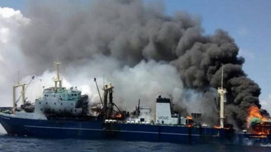 Imagen del incendio del barco.