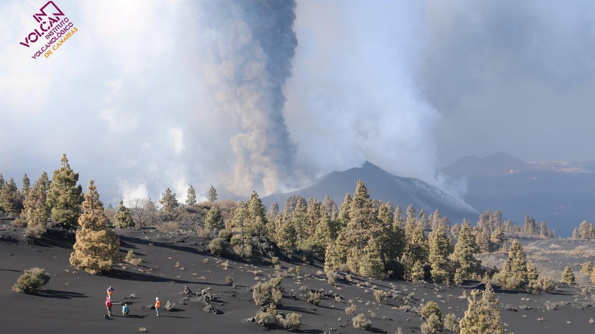 El volcán de La Palma expulsa gases y cenizas