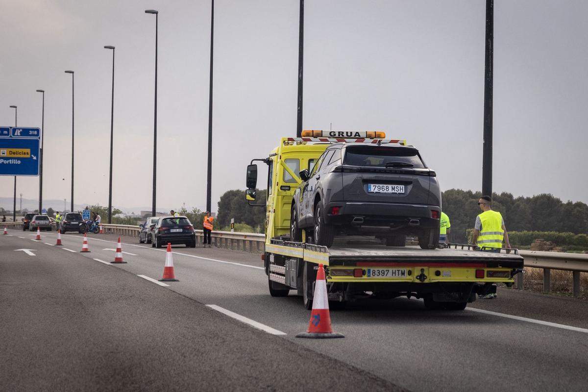 Una grúa retira un coche averiado tras el incidente, esta martes.
