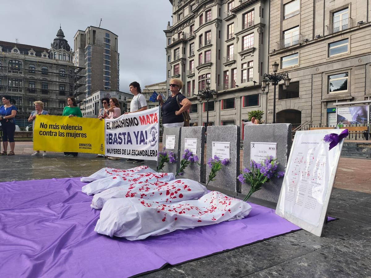 Las lápidas de las últimas mujeres asesinadas, junto a las pancartas