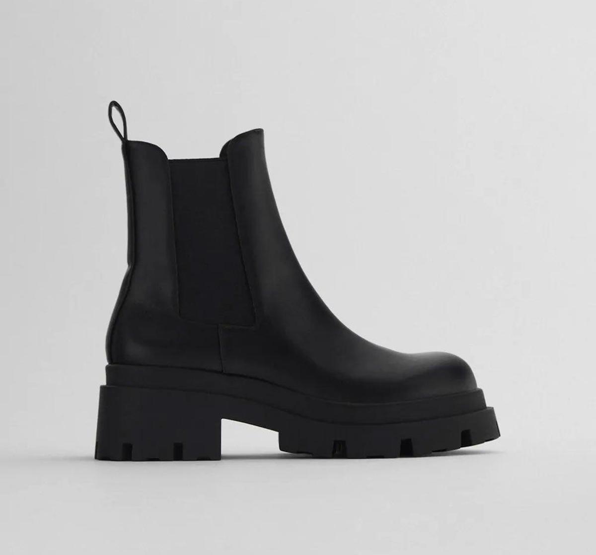 Botines negros con elástico y suela track de Zara. (Precio: 35,95 euros)