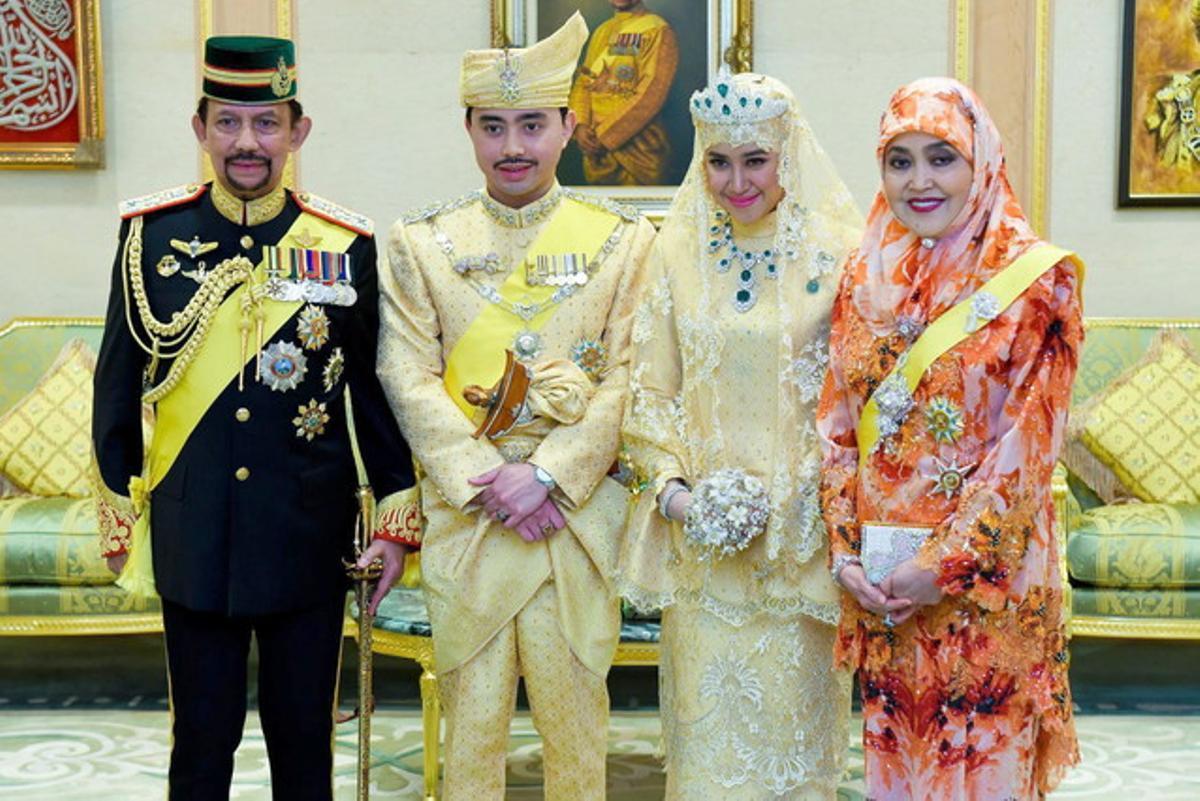 El sultán de Brunei, con su esposa, su hijo y su novia. 