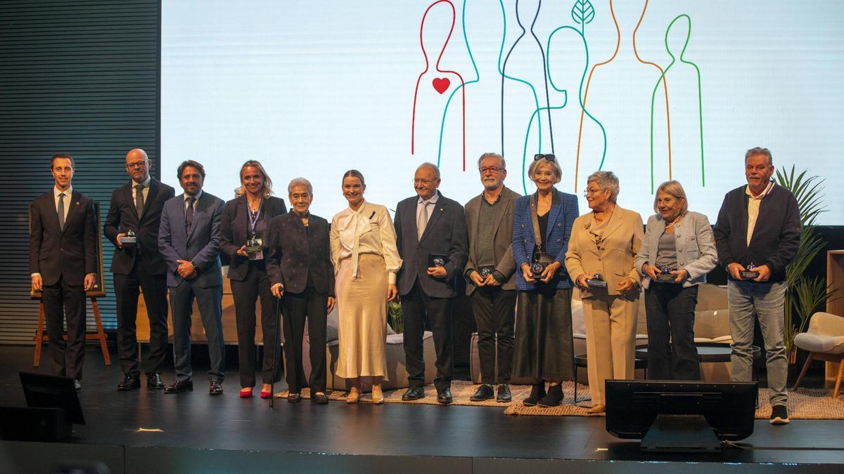 La presidenta del Govern, Marga Prohens, junto a los galardonados