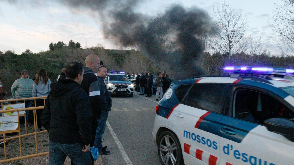 Dos cotxes de Mossos sortint de la presó del Puig de les Basses.