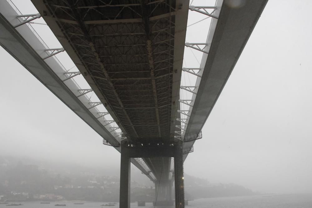 El puente, desde abajo // Santos Álvarez