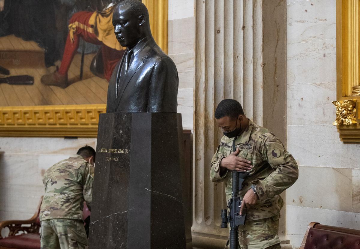 Un soldado de la Guardia Nacional descansa ante un busto dedicado a Martin Luther King en el Capitolio