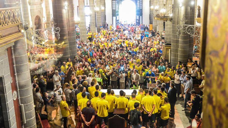 El interior de la basílica de Teror congregó a centenares de fieles, tanto de la Virgen del Pino como del conjunto amarillo.