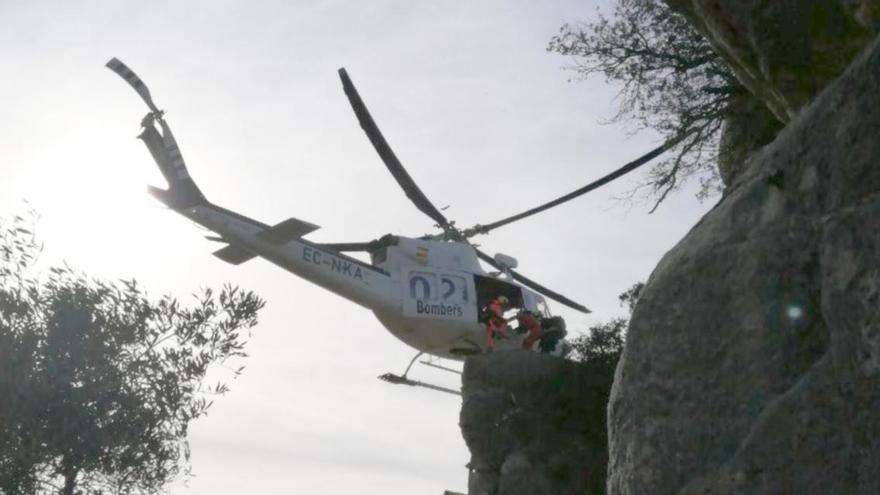 Els Bombers rescaten amb helicòpter una escaladora a Amer