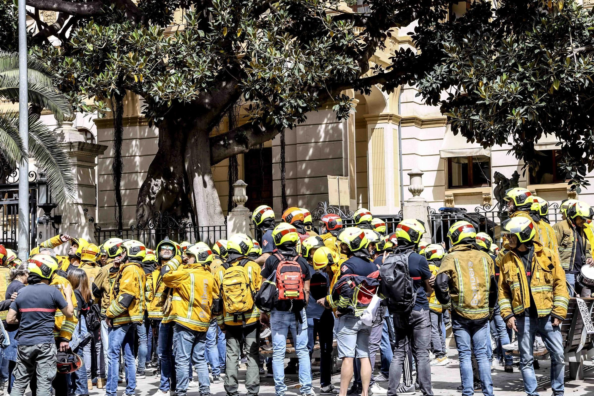 Protesta de los bomberos frente a la Diputación de Alicante