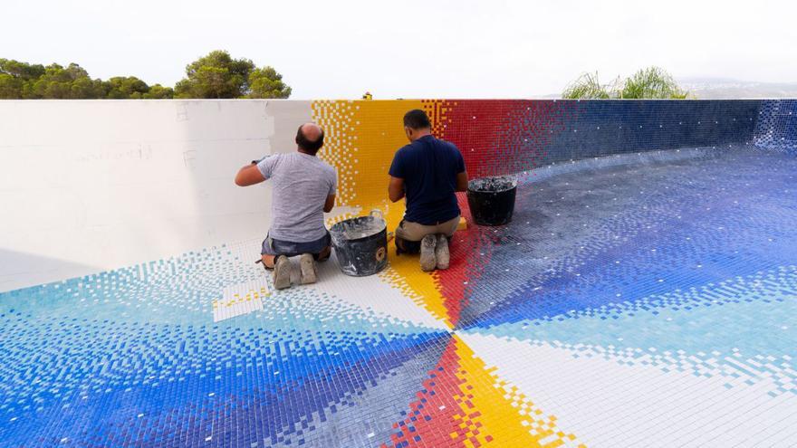 Pantone convierte una piscina en una obra de arte con el mosaico de ONIX