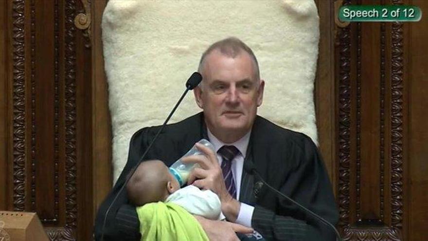 El presidente del Parlamento neozelandés cuida al hijo de un diputado durante un pleno