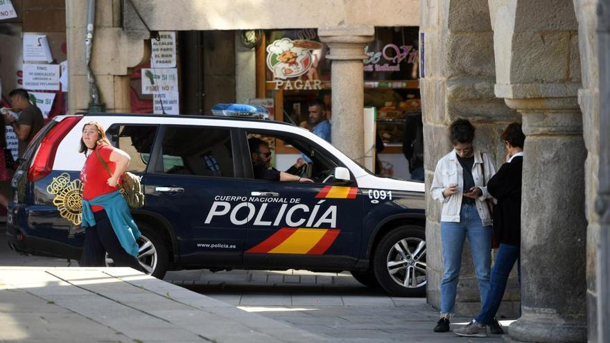 Un coche de la Policía Nacional patrulla por el centro de Pontevedra. // G. Santos