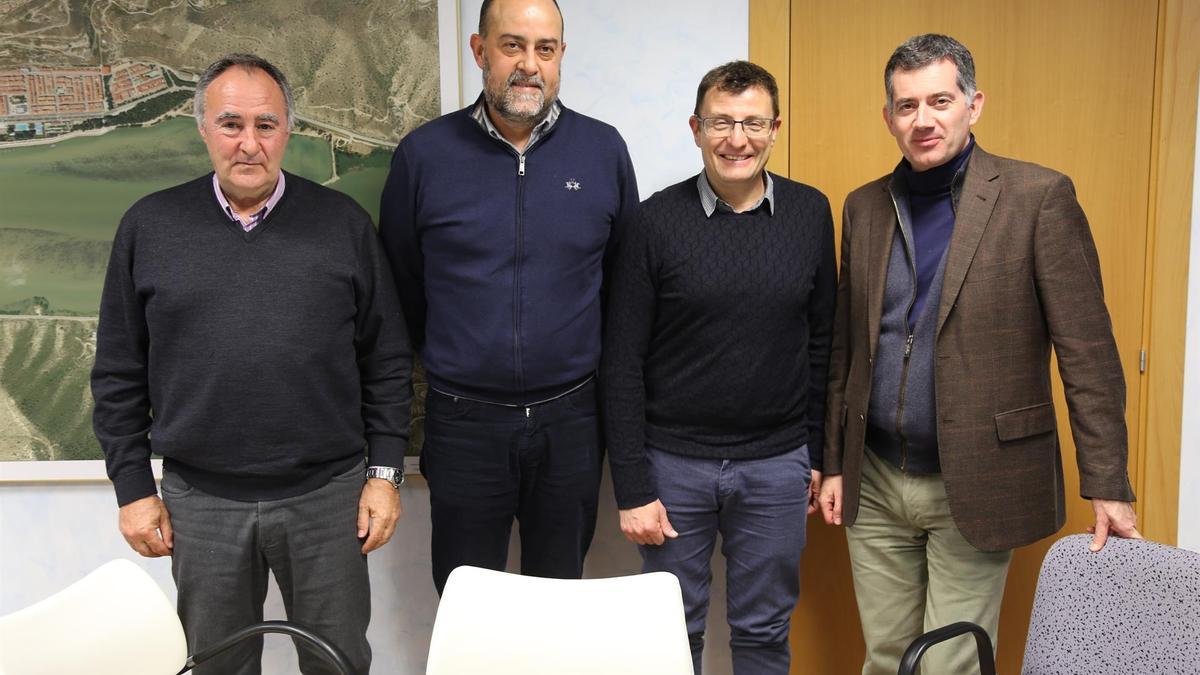 La empresa Tragsa estudia la técnica para retirar los lodos de la desembocadura del Segre en Mequinenza.
