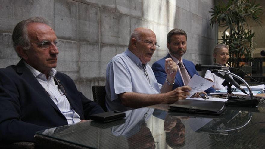 Rueda de prensa vecinal en 2012 con Manuel Grund Fuerte.