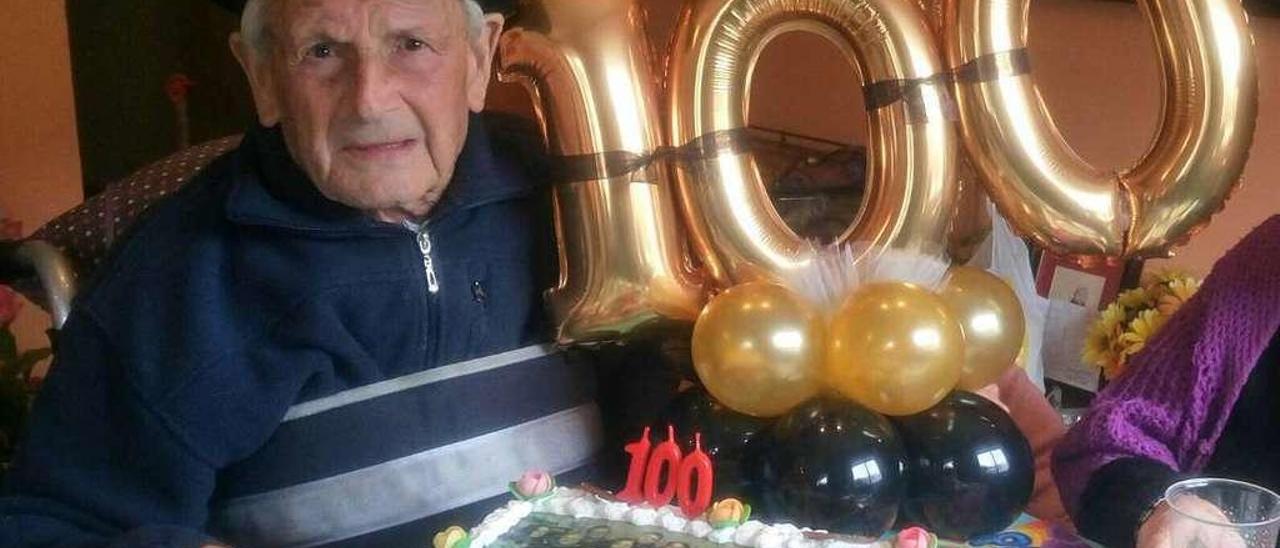 El centenario Daniel Díaz Huerta posa con la tarta de su cumpleaños.