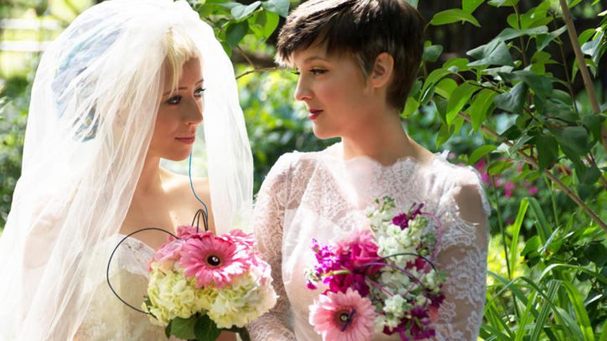 Una pareja de mujeres celebra su boda.