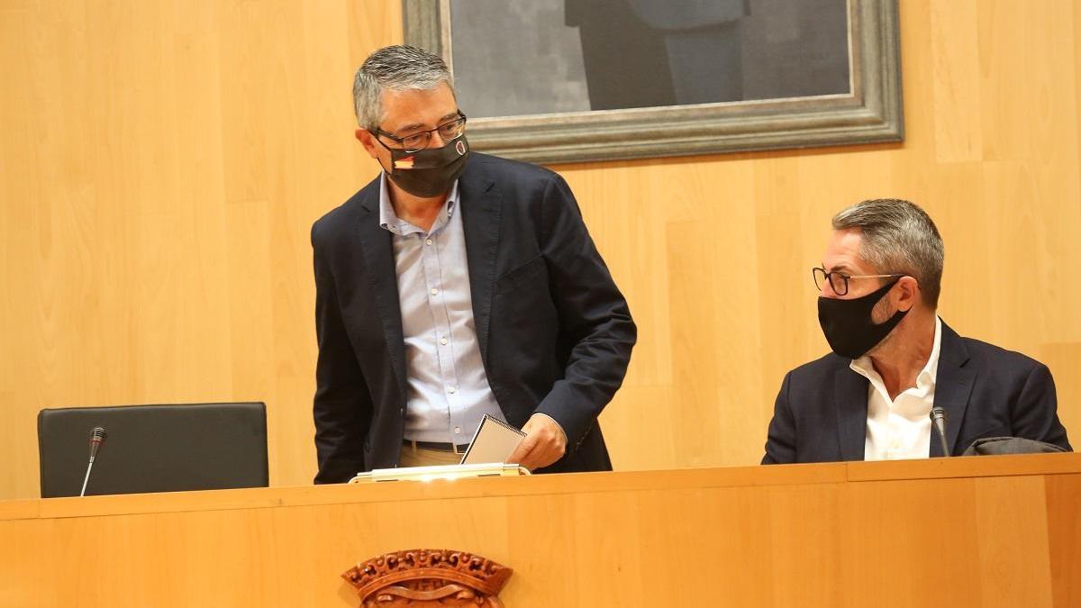 El presidente provincial Francisco Salado y el vicepresidente Juan Carlos Maldonado, durante el pleno de la Diputación.