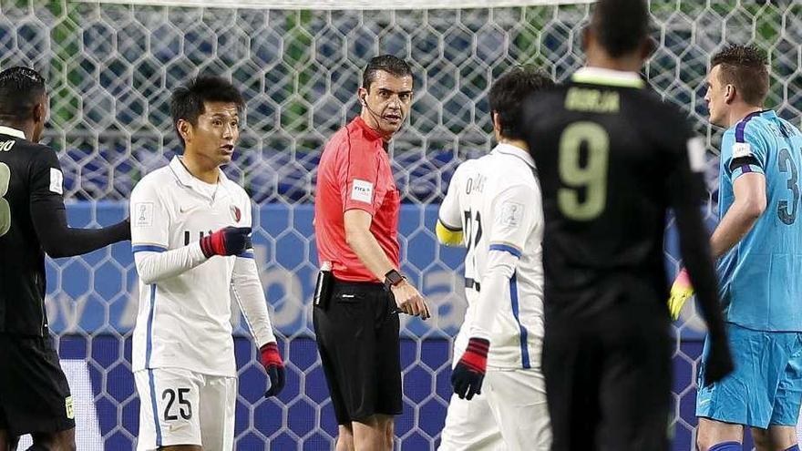 El húngaro Viktor Kassai señala penalti a favor del Kashima Antlers tras revisar las imágenes.