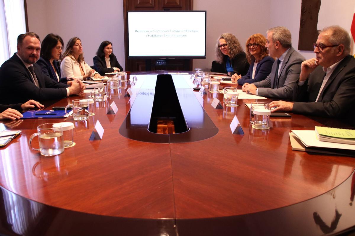 Reunión del comisario europeo de Energía y Vivienda, Dan Jørgensen, reunido con Jaume Collboni, Laia Bonet y Jordi Valls
