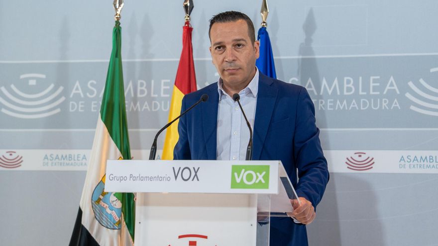 Vox y PP exigen a Gallardo que abandone la Asamblea, y el PSOE habla de &quot;maniobra organizada&quot;