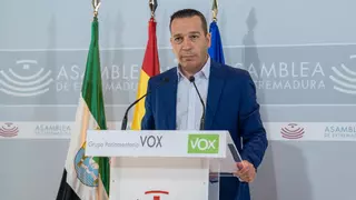 Vox y PP exigen a Gallardo que abandone la Asamblea, y el PSOE habla de "maniobra organizada"
