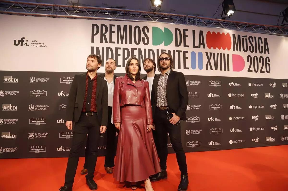 Ruth Lorenzo, con su banda, en la gala de los Premios de Música Independiente celebrada en Córdoba, donde interpretó una canción de su disco.