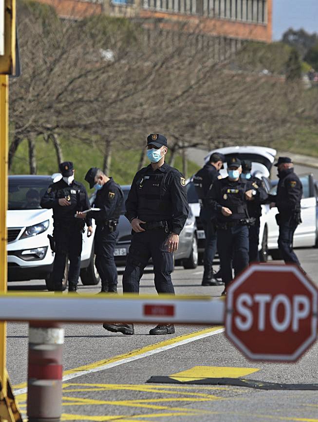 Agentes de la Policía Nacional en las instalaciones de Alu Ibérica, el 4 de marzo.