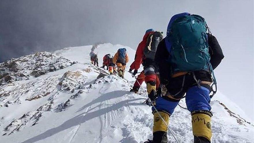 La cifra de muertos en el Everest aumenta a 10 en una semana