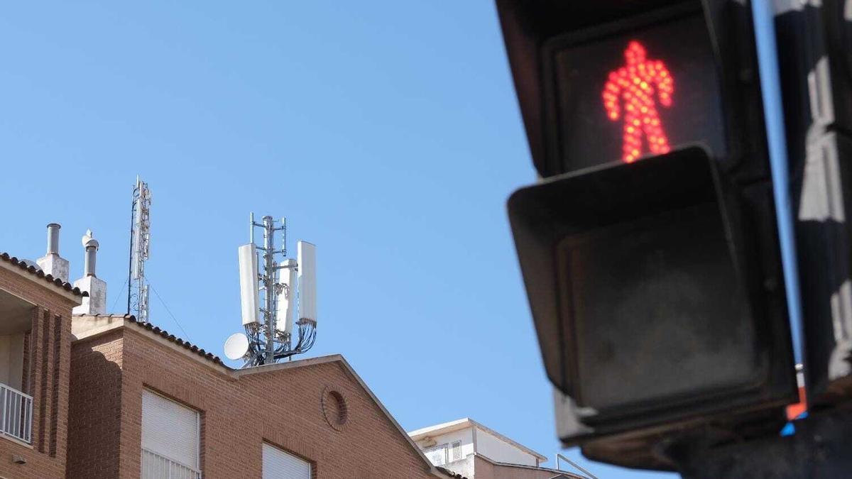Antena de telefonía de la pedanía ilicitana de La Marina en una imagen captada el miércoles.