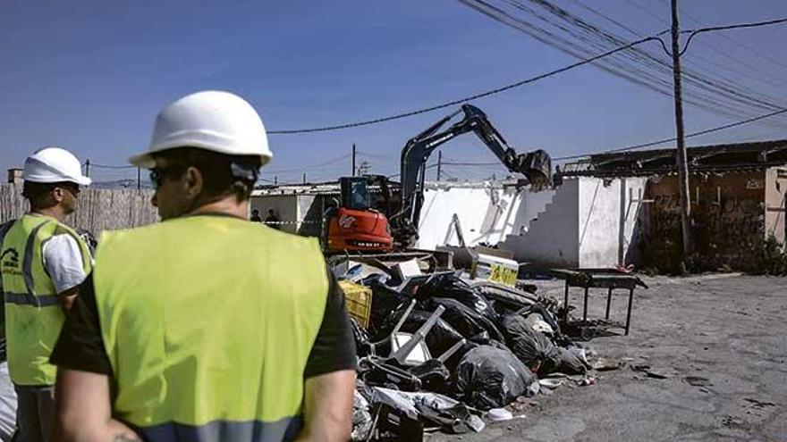 La pala de la excavadora acabó con la primera de las tres casas de Son Banya ya desalojadas.