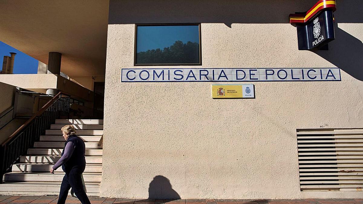 Acceso a la Comisaría de Fuengirola.