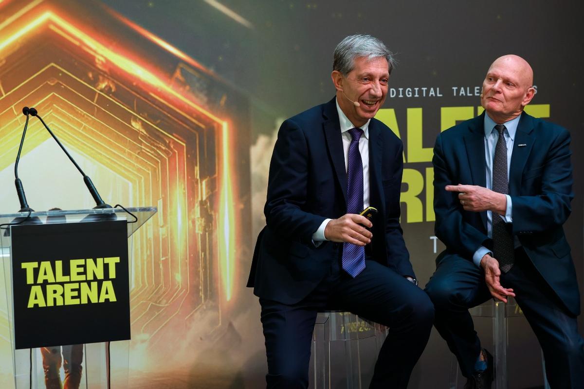 Francesc Fajula, a l’esquerra, i John Hoffman, a la dreta, en la presentació del Talent Arena, en el marc de l’última edició del Mobile a Barcelona.