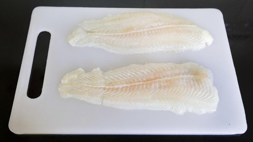 Dos filetes de panga, pescado blanco de origen asiático.