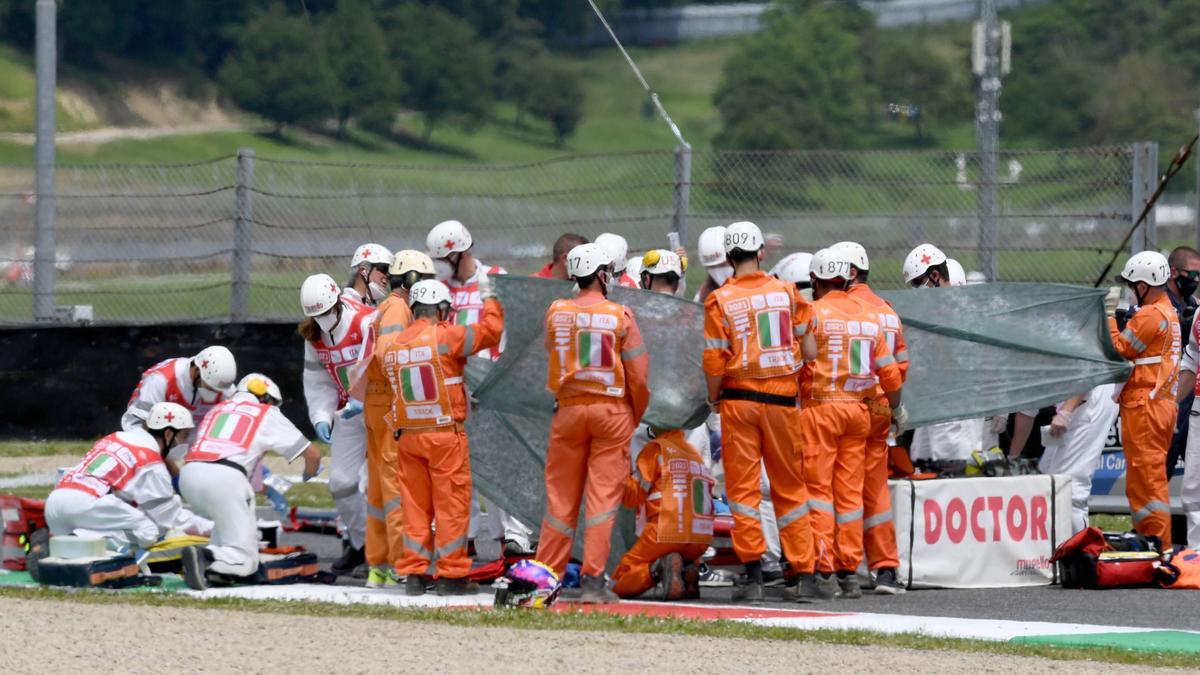 Un equip de l’assistència mèdica urgent atenent a Dupasquier al circuit de Mugello