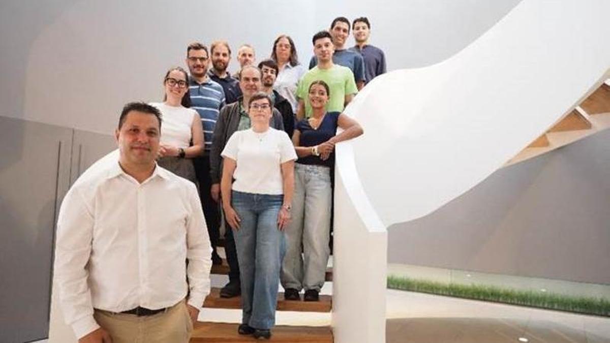 Francisco Uhía junto a los ingenieros y técnicos del departamento de I+D de Ecoforest.