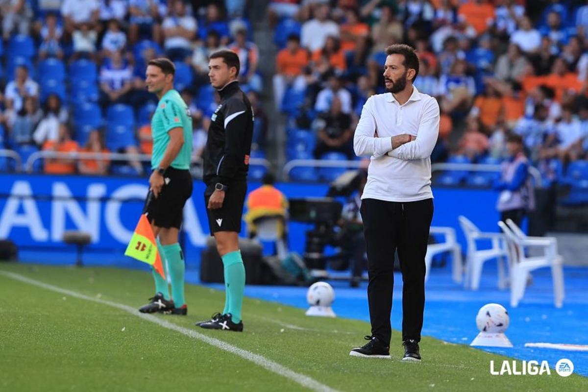 Corberán, en la banda de Riazor en el Deportivo - Valencia