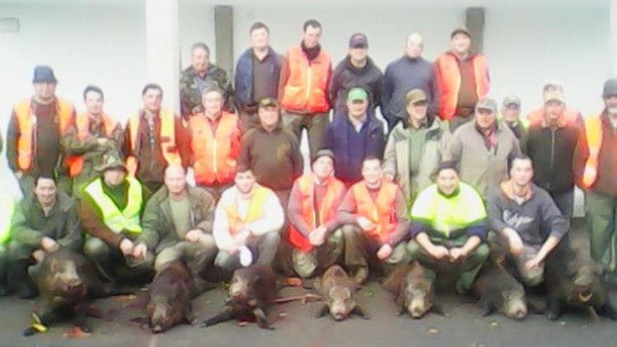 Batida de jabalíes en Silleda  |  La cuadrilla de cazadores de Piñeiro, de Silleda, cerró el puente de la Constitución con una más que exitosa batida de jabalíes. Durante la jornada del domingo cazaron siete ejemplares en los montes de esta parroquia trasdezana, mientras que el sábado cayeron dos piezas más en la parroquia de Xestoso. Estos resultados son una muestra de la proliferación de estos animales en la comarca dezana, pese a las intensas cacerías de los dos últimos años.