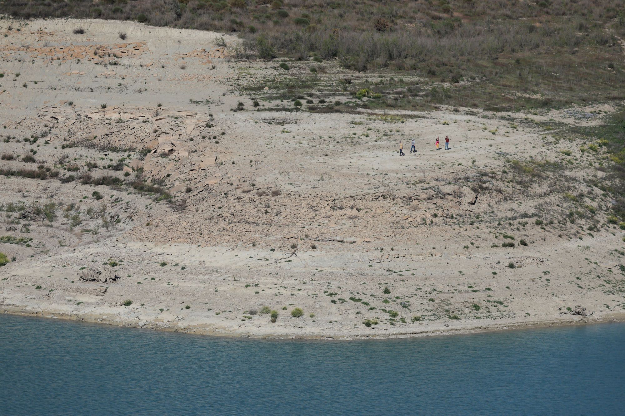 Protesta de ecologistas en el pantano de la Viñuela.