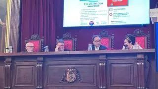 "Un entre deu" rodeado de cientos de amigos: Vicent Soler presenta sus memorias en la Universitat de València
