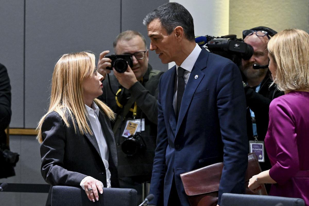 BRUSELAS, 22/01/2026.- El Presidente del Gobierno Pedro Sánchez (d) participa hoy jueves en el Consejo Europeo Informal que se celebra el Bruselas.