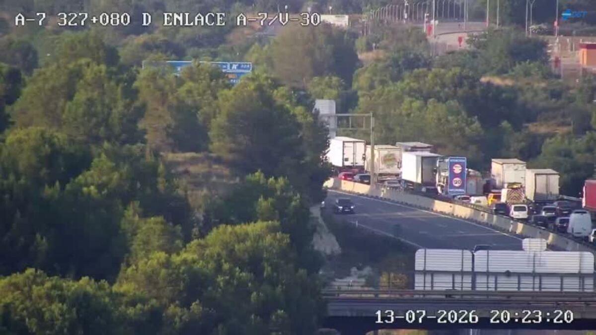 Un accidente en Paterna provoca más de tres kilómetros de retenciones hacia Castellón.