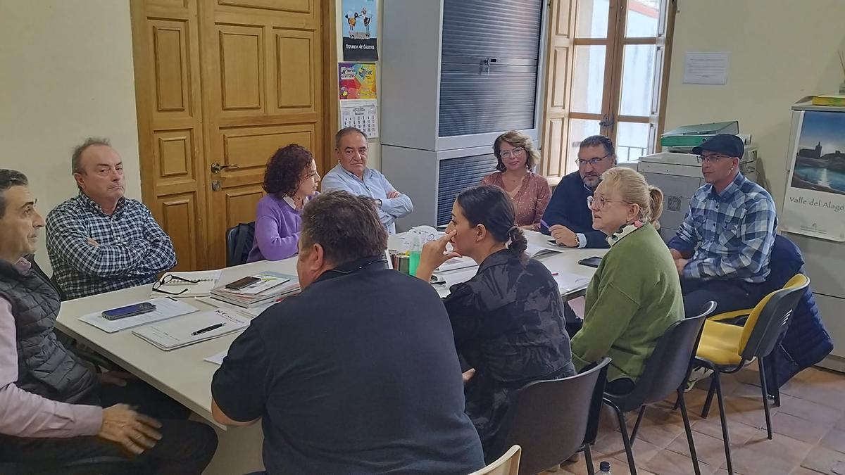 Primera reunión de la nueva junta directiva en la sede de Adesval en Coria.