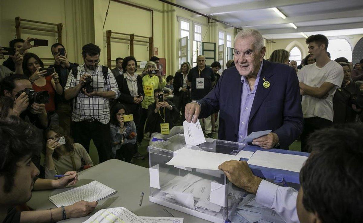 Ernest Maragall vota en su colegio electoral de Gràcia, en Barcelona.