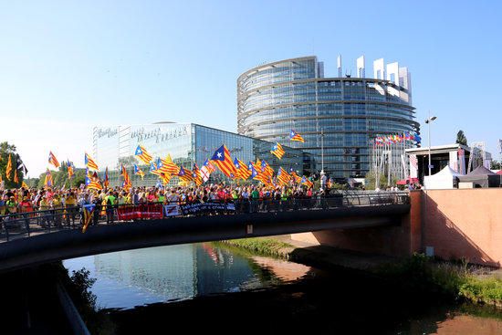 Concentració independentista davant l'Eurocambra