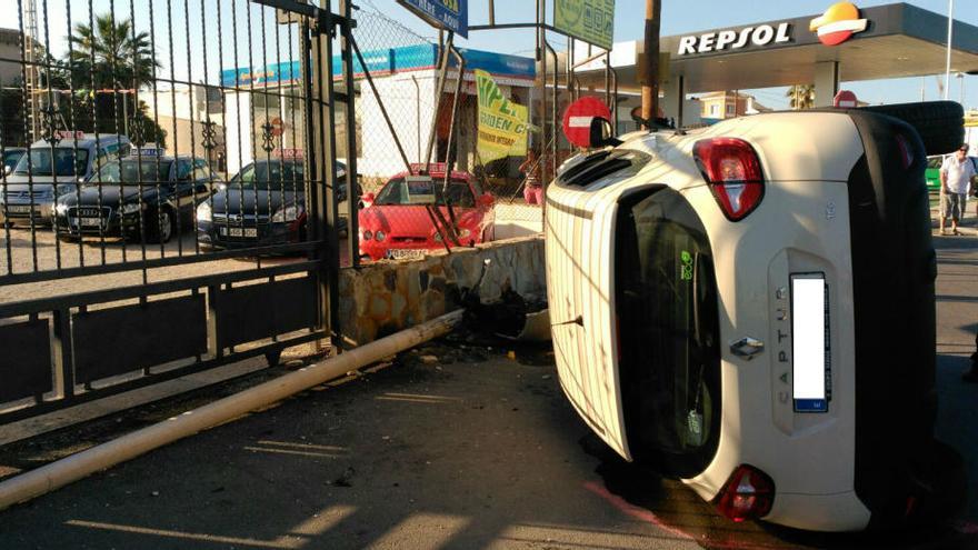 Estado en el que ha quedado el coche junto a la calzada