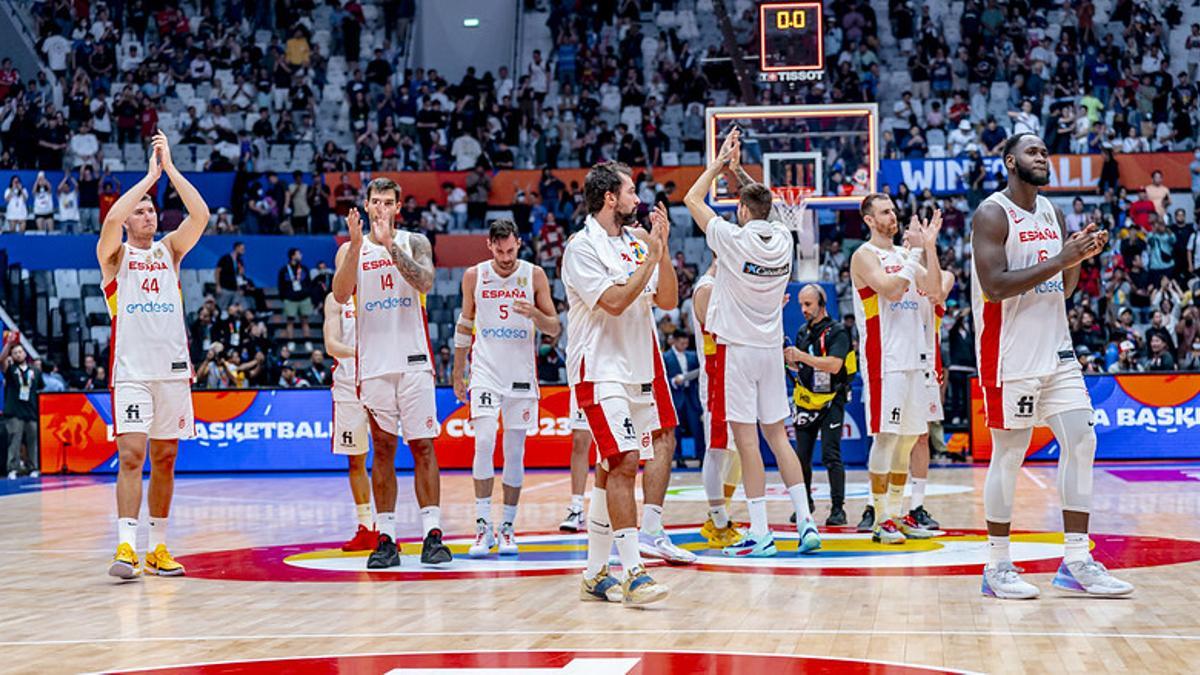 Los jugadores de la selección española saludan tras un partido en el pasado Mundial.