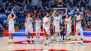 Los jugadores de la selección española saludan tras un partido en el pasado Mundial.