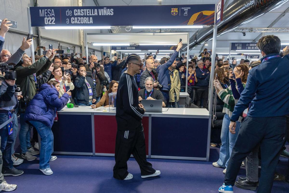 ¡Hansi Flick y los jugadores ejercen su derecho a voto junto a Joan Laporta! ¡Hansi Flick y los jugadores ejercen su derecho a voto junto a Joan Laporta!